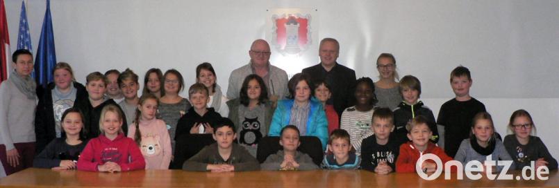 Im Fach Heimat- und Sachkunde beschäftigen sich die Viertklässler der Grund- und Mittelschule mit der Verwaltung einer Gemeinde. Was liegt näher, als sich in Begleitung von Lehrerin Claudia Steinsdörfer (links) darüber auch vor Ort im Rathaus zu informieren? Bild: lep