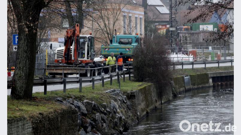 Die Ufermauer am Hammergraben in Fronberg ist beschädigt und muss repariert werden. Bild: Hirsch