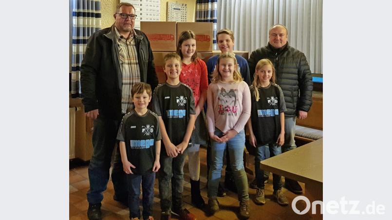 Martin Höreth von der DJK und Anton Brrand, Geschäftsführer des Dorfladens &quot;Schaut&#039;s eina&quot; in Gleiritsch freuen sich, dass bei der diesjährigen Weihnachtstrucker-Aktion der Johanniter über 50 Pakete zusammengekommen sind. Bild: sgs