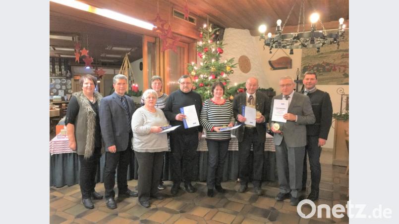 von links Stadträtin Christine Neuber, Vorsitzenden Josef Rewitzer, die Jubilare Renate Götz, Claudia Poxleitner, Helmut Troglauer, Irene Bock, Albert Kick sowie Dr. Peter Trstan und Bürgermeister Rainer Rewitzer. Bild: tu