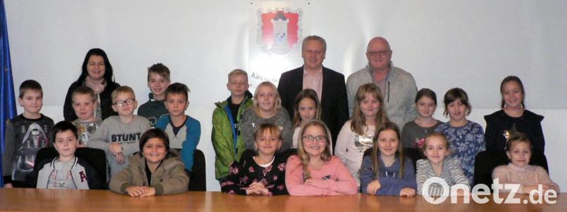 Mit stellvertretender Schulleiterin Evelyn Schreg (hinten, links) kommt die Kombiklasse 3/4 ins Rathaus. Im Fach Heimat- und Sachkunde haben sich die Schüler bereits mit den Aufgaben einer Gemeinde befasst. Und so stellen sie Geschäftsstellenleiter Alfred Rauch und Bürgermeister Jürgen Kürzinger (hinten, von rechts) viele Fragen, etwa zu neuen Kinderspielplätzen und Spielmöglichkeiten im Pausenhof. Bild: lep