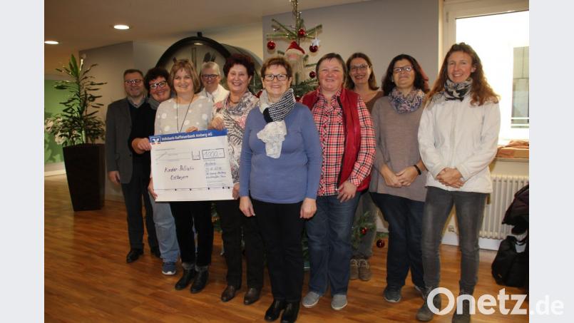 Karin Borchers (Zweite von links) vom Kinder-Palliativ-Team Ostbayern freut sich mit Dekan Markus Brunner (links) über die 1000 Euro vom Kirchkaffee-Team der Pfarrei St. Georg mit Michaela Lehnert, Doris van Brakel, Helga Flierl, Maria Erb, Beate Huber, Barbara Ritz, Edeltraud Niklas und Verena Prechtl (ab Dritter von links). Bild: ads