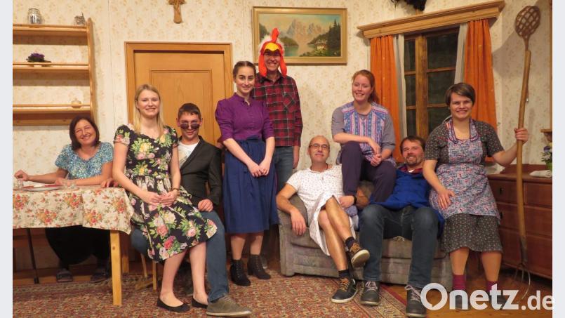 Die Akteure des Theatervereins Weiding sind bereits in Vorfreude auf ihr Stück "Drei Weiber und ein Gockel". Bild: Theaterverein Weiding