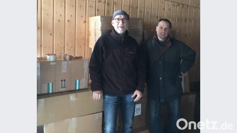 Zum dritten Mal beteiligte sich die Hirschauer Kolpingsfamilie an der Aktion „Mein Schuh tut gut“. In der Sammelstelle an der Wolfgang-Droßbach-Straße türmten sich am Ende 850 Schuhpaare, sehr zur Freude der beiden Vorsitzenden Siegfried Schorner (links) und Lothar Meier (rechts). Bild: u