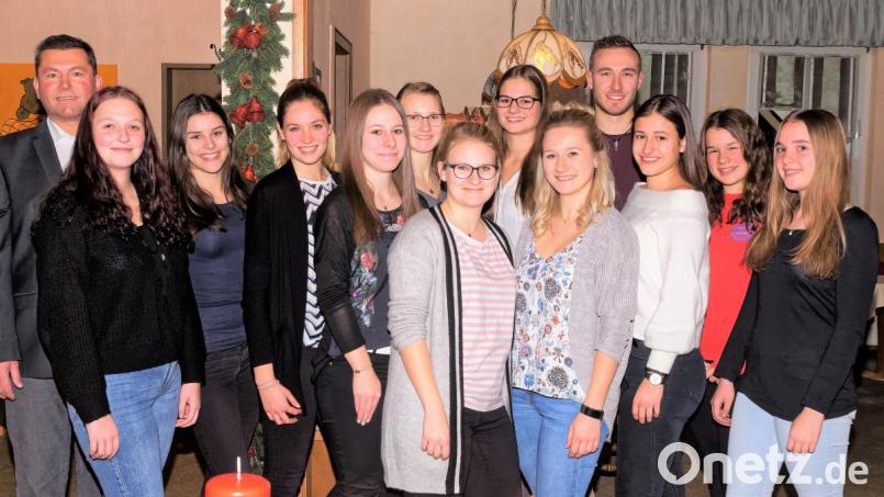 Der Vorstand der "Prinzengarde Pleystein" mit den restlichen Gründungsmitgliedern und Bürgermeister Rainer Rewitzer (links). Bild: tu