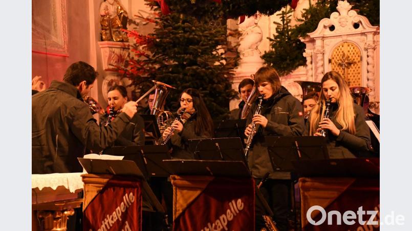 Thomas Reck, musikalischer Leiter der Stadtkapelle, gab den Takt an. Bild: Freya Stöckl
