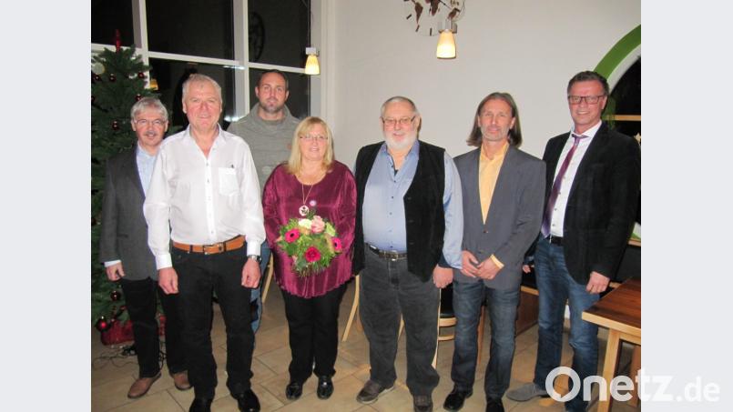 Die Stadt Hirschau verabschiedet zwei langjährige Mitarbeiter (von links): Hauptamtsleiter Walter Mayecki, Konrad Meyer, dessen Nachfolger Sebastian Jasinsky, Theresia und Helmut Dotzler, Personalratsvorsitzender Christian Horn und Bürgermeister Hermann Falk. Bild: fg