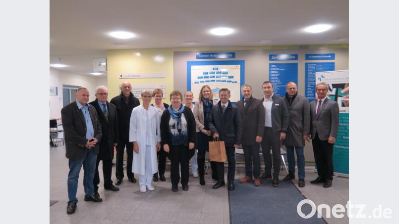 Die Dokumentationen erforderten viel Zeit, die eigentlich für die Patienten gebraucht werde. Das ist eine der Kernbotschaften von Oberärztin Dr. Ulrike Schatz, Pflegedienstleiterin Renate Lindgens sowie Betriebsratsvorsitzender Monika Selch (Vierte bis Sechste von links) an die CSU-Mandatsträger bei ihrem Besuch im Kemnather Krankenhaus. Bild: jzk
