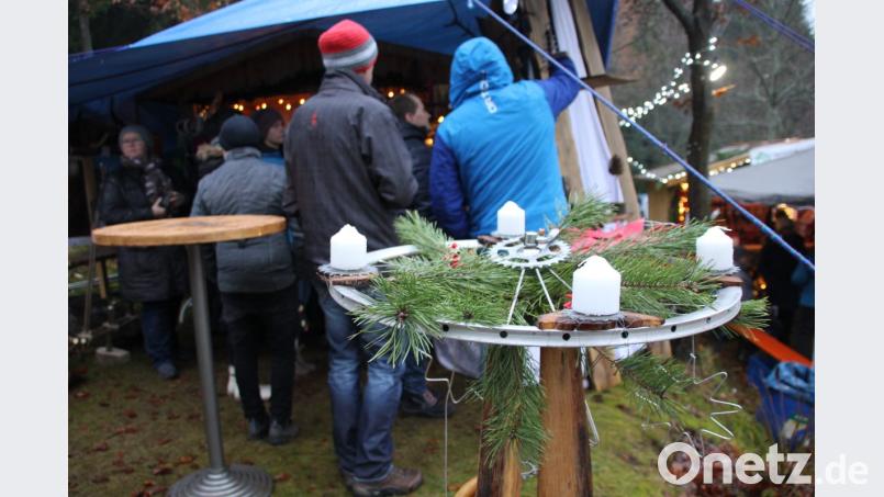 Eindrücke Advent Buchberg
Einfallsreich waren die Advents- und Weihnachtsdekorationen wie dieser Adventskranz aus einer Fahrradfelge. Bild: ads