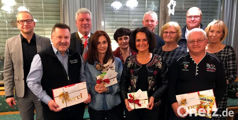 „Ein Jahr ohne personelle Veränderungen im Team der Gemeinde“ hielt Bürgermeister Günter Stich beim Jahresabschluss im „Weißen Rössl“ fest. Ausgezeichnet wurden auch zahlreiche Dienstjubilare. Bild: mef