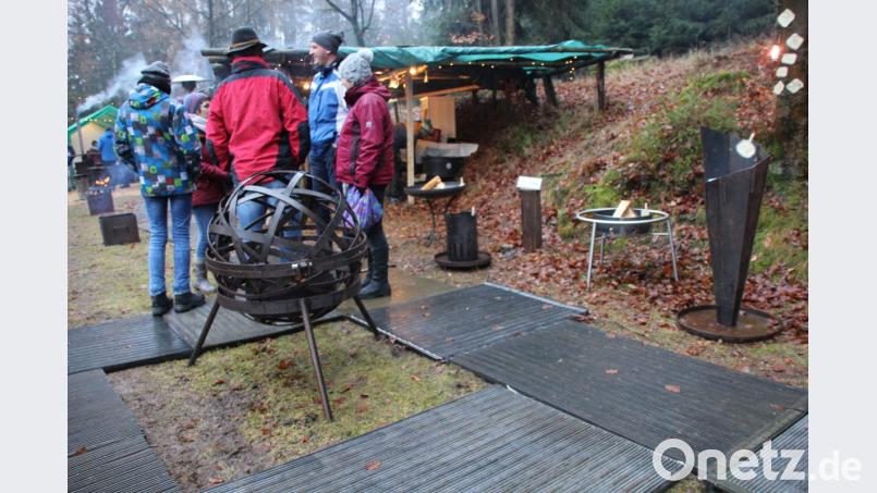 Eindrücke Advent Buchberg
Richtig schöne Kunstwerke waren die Feueröfen in vielen Varianten, die teilweise zur Vorführung angeheizt wurden und für romantische Wärmestellen beim Adventsmarkt sorgten. Bild: ads