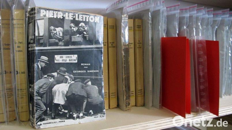 Im Archiv des Bestsellerautors steht das erste Buch aus der Maigret-Krimireihe, 1930 geschrieben und später als „Maigret und Petr der Lette“ auf deutsch veröffentlicht. Bild: Christiane Oelrich/dpa