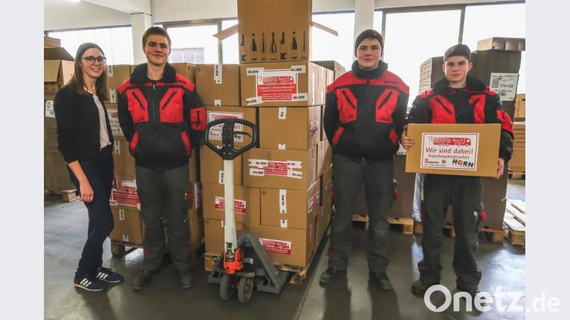 Die Azubis der Firma Horn haben 57 Pakete für die „Weihnachtstrucker“ zur Sammelstelle gebracht. Bild: exb