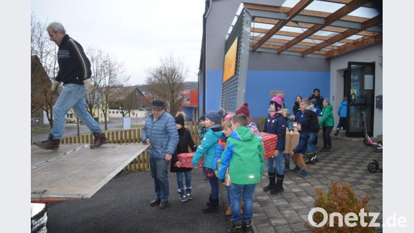 Die Kinder schleppen schwer an den Paketen für den Weihnachtstruck. Bild: fz
