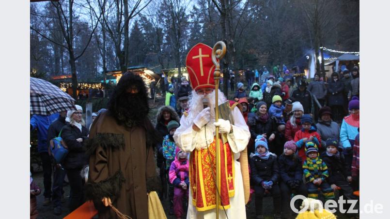 Eindrücke Advent Buchberg

Ein Höhepunkt für die kleinen Besucher des Adventmarkts am Buchberg ist alle Jahre wieder der Besuch vom Nikolaus. Bild: ads