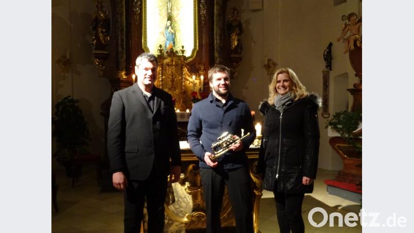 Das Duo &quot;Brasso Continuo&quot; begeistert das Publikum beim Adventskonzert in der Kreuzbergkirche. Neben Burkard Lutz (links) an der Orgel und Lukas Drexel an der Trompete wirkt auch Andrea Lang durch besinnliche Worte mit. Bild: ens