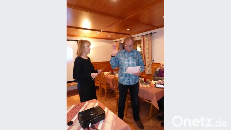 Richard Wagner lässt sich von Bürgermeisterin Brigitte Bachmann als neues Mitglied des Gemeinderats Birgland vereidigen. Bild: fm