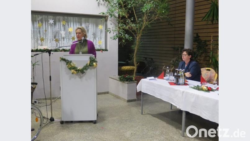 Stellvertretende BRK-Kreisvorsitzende Freifrau Eva von Podewils dankt der Heimleitung, den Mitarbeitern und ehrenamtlichen Helfern für ihren Einsatz. Bild: jzk