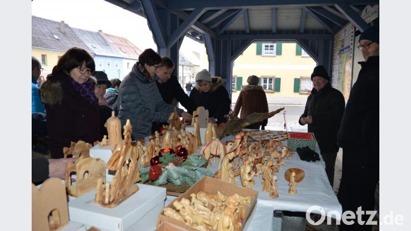 Über viele Stammkunden, die jedes Jahr gerne Olivenholz-Schnitzereien einkaufen, freuten sich Bernd Hildebrand und Alfons Fuchs (von rechts). Bild: bej