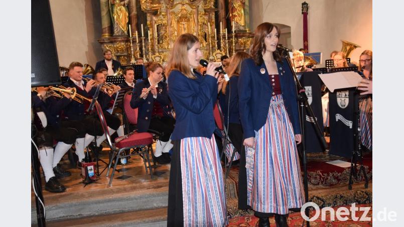Tanja Metschl (rechts) und Elisabeth Geitner bekommen für ihr „You rise me up“ stehende Ovationen. Bild: bö