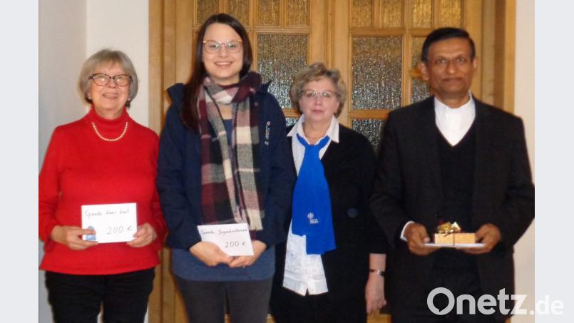 Spendenfreudig zeigt sich der Katholische Frauenbund im Advent. Monika Steger vom Vorstandsteam (Zweite von rechts) überreicht an (von links) Rosi Schuller von der Aktion „Für das Leben und die Hoffnung“, Tanja Groß vom Jugendrotkreuz sowie Pfarrer Augustin Lobo jeweils 200 Euro. Bild: lep