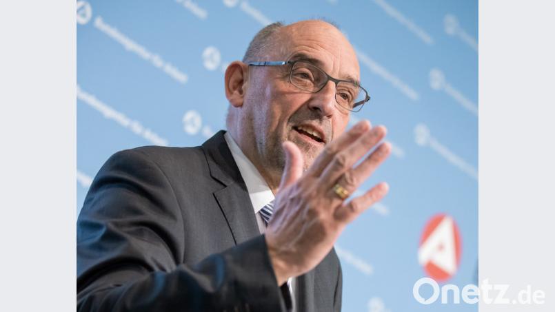 Detlef Scheele, Vorstandsvorsitzender der Bundesagentur für Arbeit (BA), spricht in der BA-Zentrale während einer Pressekonferenz gegen den völligen Wegfall von Hartz-IV-Sanktionen aus. Bild: Daniel Karmann/dpa