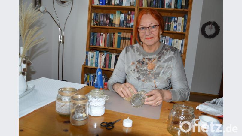 Gerlinde Besl aus Amberg zeigt, das es überhaupt nicht schwer ist, mit wenigen Zutaten eine effektvolle Deko zu basteln. Bild: mia