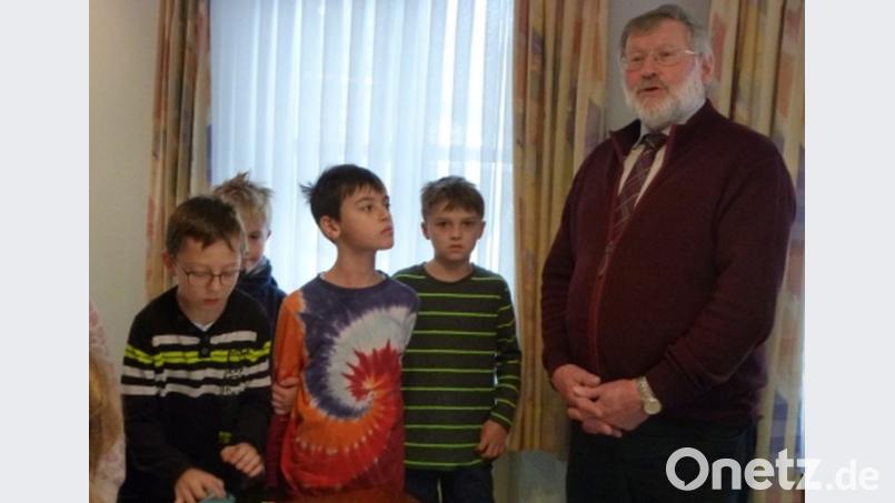 Beim Besuch im Rathaus richteten die Grundschüler viele Fragen an Bürgermeister Josef Schmidkonz. Bild: exb