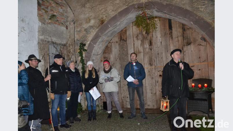 Pfarrer Josef Most begrüßte zum dritten und letzten Adventsfenster, das diesmal ein Adventstor war. Bild: gi