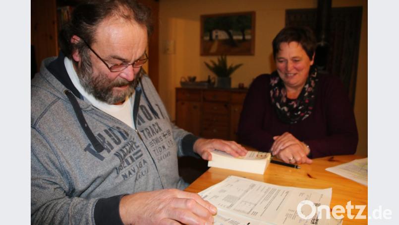 Sie lassen sich nicht entmutigen: Willibald Renner hat sich in die Materie hineingefuchst, Ehefrau Ute Renner findet: "Ein normaler Mensch versteht diese Bescheide nicht.". Bild: jrh