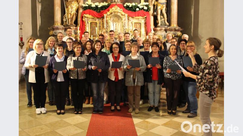 Der Kirchenchor bereitet sich auf seinen Auftritt am zweiten Weihnachtsfeiertag vor. Bild: exb