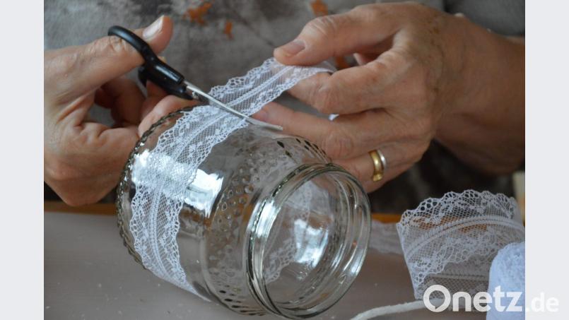 Schritt 2: Die Deko wird am Glas festgeklebt und das Band abgeschnitten. Bild: mia