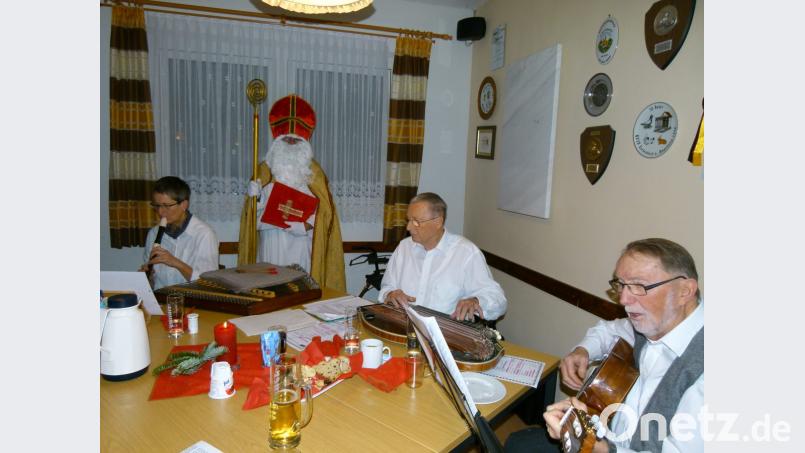 Mit &quot;staaden Weisen&quot; stimmt die Stubnmusi auf das Weihnachtsfest ein. Der heilige Nikolaus erstattet einen poetenhaften Jahresbericht. Bild: rn