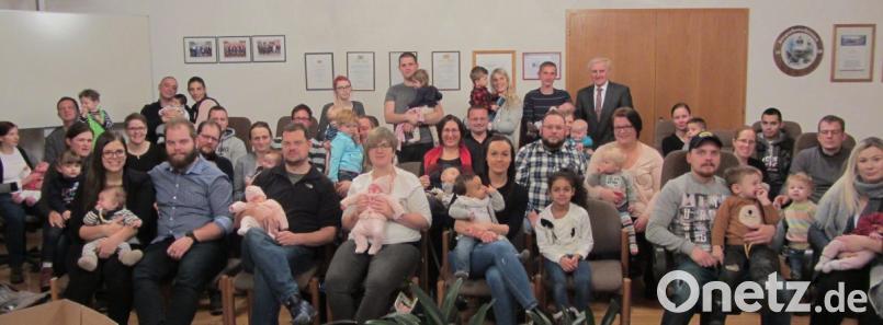 Freihungs Zweiter Bürgermeister Helmut Klier (hinten, rechts) gratuliert bei einem Empfang im Rathaus den Eltern zu ihren Neugeborenen und überreicht das Baby-Begrüßungsgeld der Gemeinde. Bild: nbu