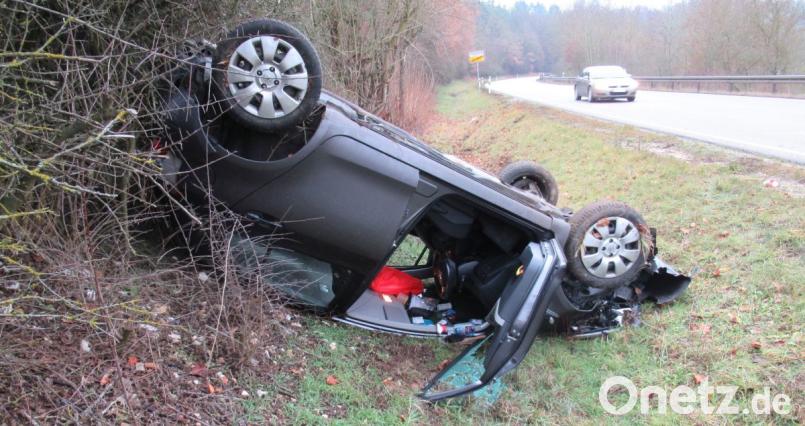 Die Unfallursache ist unbekannt, die Folgen dokumentiert dieses Foto: Bei Rieden ist eine Autofahrerin von der Straße abgekommen, ihr Toyota überschlug sich und blieb auf dem Dach liegen. Bild: Polizei