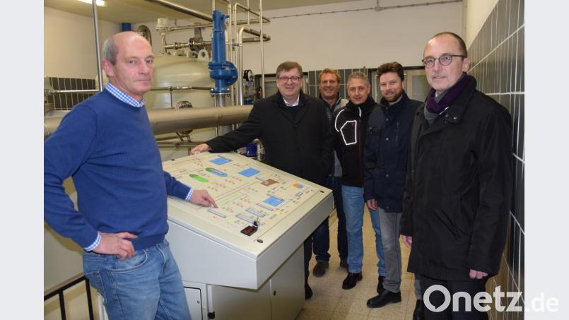 Über die Erneuerung der Technik im Wasserwerk Emhof informierten (von links) Wassermeister Josef Dirmeier und Zweckverbandsvorsitzender Peter Braun, hier mit (von rechts) Friedrich Gluth und Stefan Graf (Stadtwerke Burglengenfeld), Anton Kretschmann (Büro Pema) und Thomas Skarban (Firma Wilo). Bild: bö
