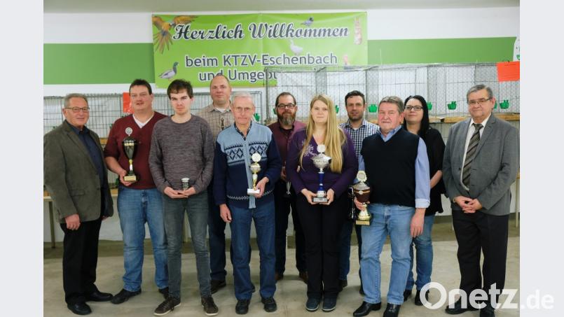 Für ihre herausragenden Zuchterfolge zeichnet der Kleintierzuchtverein Eschenbach zahlreiche aktive Mitglieder mit Meistertiteln, Ehrenpreisen und Pokalen aus. Den „Champions“ gratulieren auch dritter Bürgermeister Klaus Lehl (links) und Stadtverbandsvorsitzender Dieter Kies (rechts). Bild: do