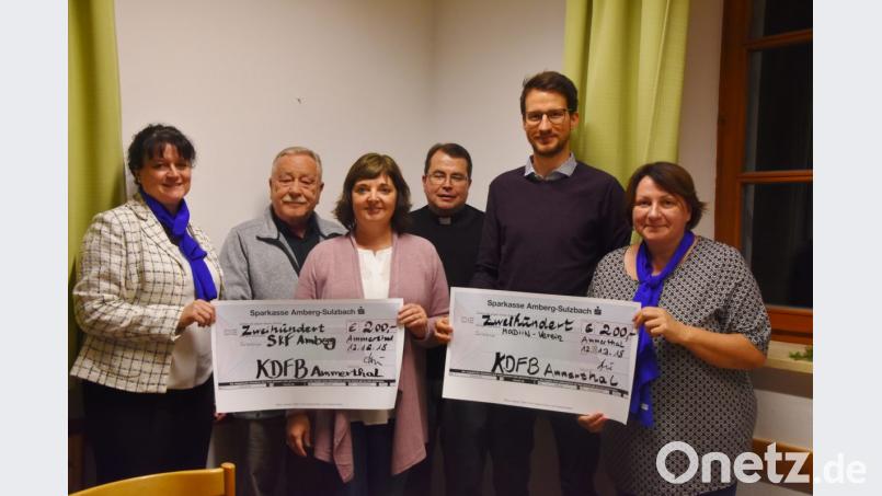Im Bild von links: Doris Weiß vom Frauenbund-Vorstandsteam, Modiin-Vereins-Vorsitzender Gerhard Dörfer, Simone Hoppe vom SkF, Pfarrer Klaus Haußmann, Daniel Schuller, stellvertretender Vorsitzender des Modiin-Vereins, und Irmgard Englhard vom Frauenbund-Vorstandsteam. Bild: mof