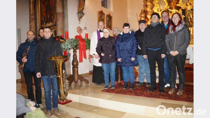 Mit viel Freude sangen und beteten die Bewohner der Dr. Loew-Heime bei ihrer Adventsandacht, die Silvio Simon (Zweiter von rechts) gemeinsam mit Pfarrer Herbert Rösl organisiert hat. Diese Tradition besteht nun schon seit zehn Jahren. Musikalisch begleiten Johannes Matthes sowie Christian und Michael Niebauer (von links) diese Andachten. Bild: weu