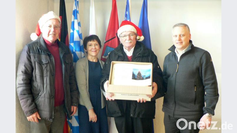 Helmut Wächter (links), der deutsche DAGA-Präsident, und sein amerikanischer Kollege James P. Federlein (Zweiter von rechts) liefern im Rathaus bei Bürgermeister Jürgen Kürzinger (rechts) und Luzia Reiß, Sachbearbeiterin Sozialwesen, 15 Lebensmittelpakete für Bedürftige ab. Bild: lep