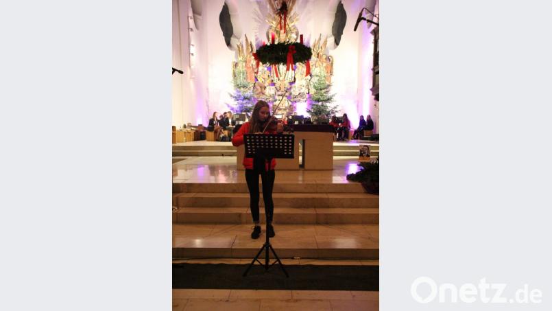 Alexandra Herdegen an der Violine mit &quot;Sicilienne, Rigaudon&quot;. Bild: kmo