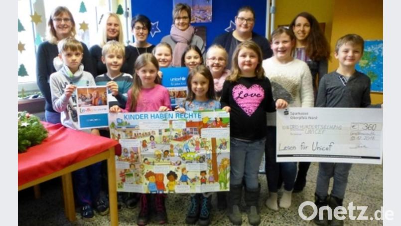 An der Leseaktion der Unicef haben Kinder der Grundschule Mähring teilgenommen. Dabei wurde Geld für Schulen in Madagaskar gesammelt. Die Hälfte des Erlöses darf für die Leseförderung der eigenen Schule verwendet werden. Im Bild die Mitglieder des Elternbeirats, einige Schüler, die an der Aktion teilgenommen haben sowie die Schulleiterin Edith Bracke. Bild: exb