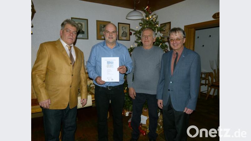 Wolfgang Seifried (links) und Klaus Jäger (rechts) danken Volker Ott und Anton Gerber (Zweiter und Dritter von links) für ihre langjährige Firmentreue. Bild: rn