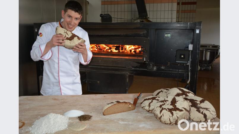 Große Freude beim 38-jährigen Konnersreuther Bäckermeister, er machte in Weinheim bei Mannheim den Brot-Sommelier. Er ist der erste in der Oberpfalz, der diese Ehre errungen hat. Bundesweit gibt es aktuell 57 Brot-Sommelier. Hier bäckt er in seinem Holzbackofen den „Stiftländer Urlaib“ nach einem überlieferten Rezept aus dem Kloster Waldsassen. Zum Einbeissen gut. Bild: jr