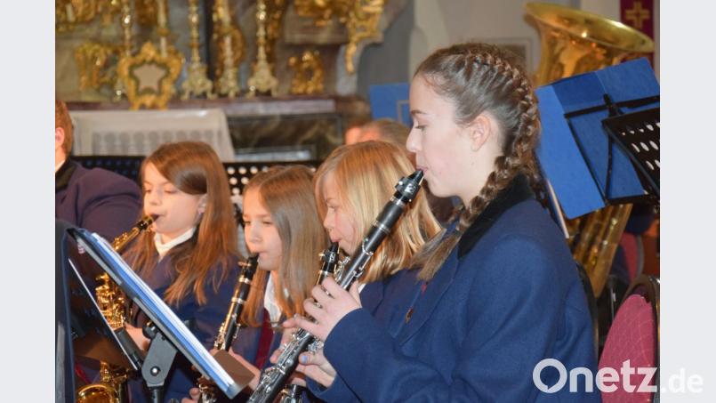 Das Jugendblasorchester spielt „Theme from Jurassic Park“ und „Sweet Caroline“ beim Weihnachtskonzert. Bild: bö