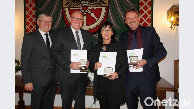 Strahlende Gesichter in der Stadtratssitzung: Im Bild von links zweiter Bürgermeister Horst Geißel mit Oberbürgermeister Oliver Weigel sowie den beiden SPD-Stadträten Christine Eisa und Werner Schlöger, die mit der Silbernen Verdienstmedaille der Stadt ausgezeichnet wurden Bild: fph