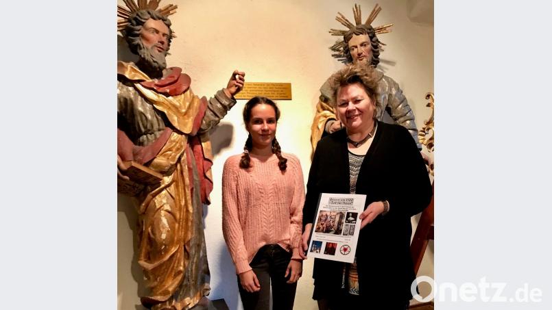Mit Freude übernimmt Petra Vorsatz vom Stadtarchiv Weiden die gebundene Arbeit von Lilian Ocks zum Thema „Bayern um 1500 - Zeit für Neues?“ Bild: cr
