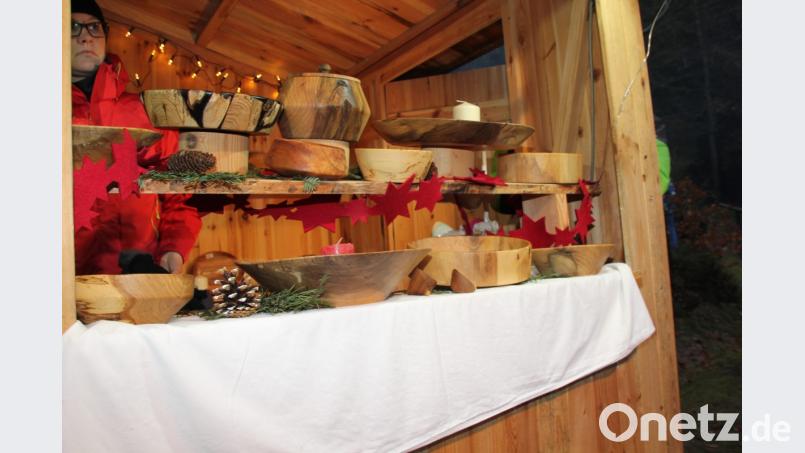 Eindrücke Advent Buchberg
Kreative Basteleien und handwerkliche Unikate wie hier Drechselarbeiten wurden in vielfältiger Weise von den Ausstellern angeboten. Bild: ads