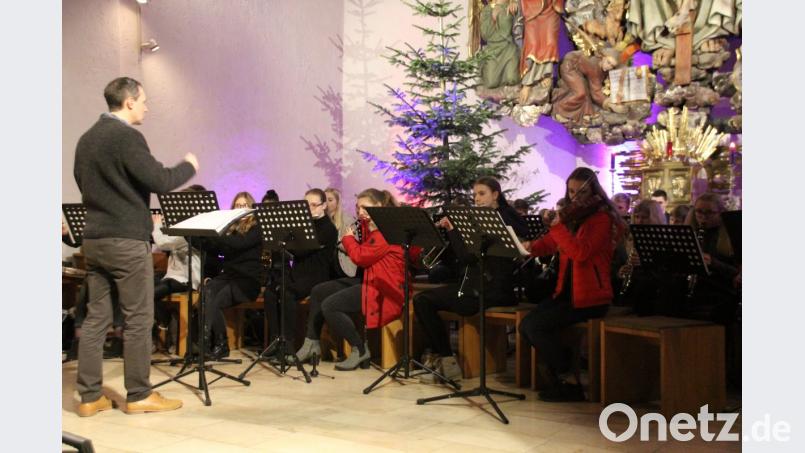 Oberstudienrat Andreas Billner (links) und die Big Band dürfen an diesem Abend insgesamt vier Stücke präsentieren. Bild: kmo