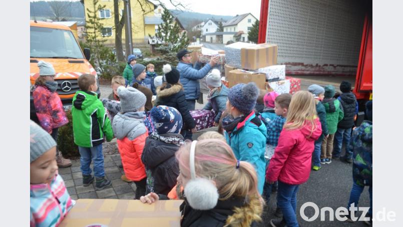 Die Kinder schleppen schwer an den Paketen für den Weihnachtstruck. Bild: fz